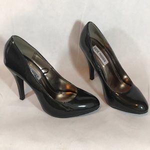 Steve Madden Black patent leather round toe pumps